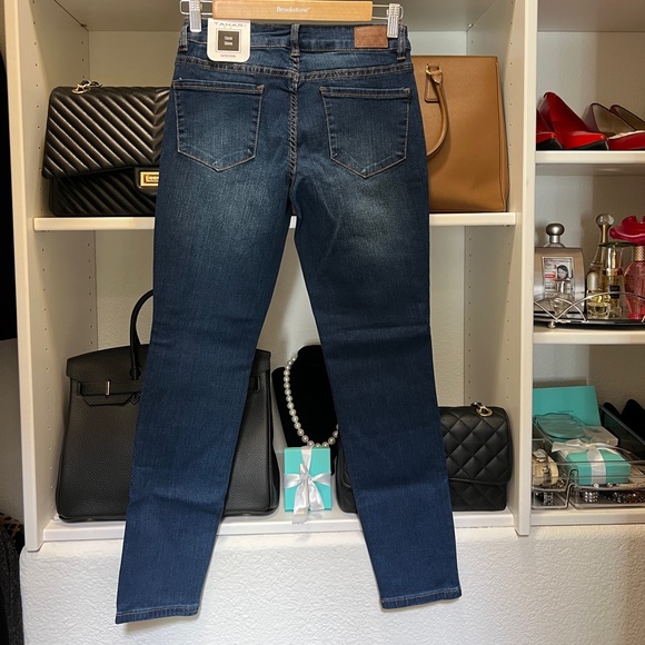 Tahari Classic Mid rise soft skinny jean. New with tag - Picture 3 of 5